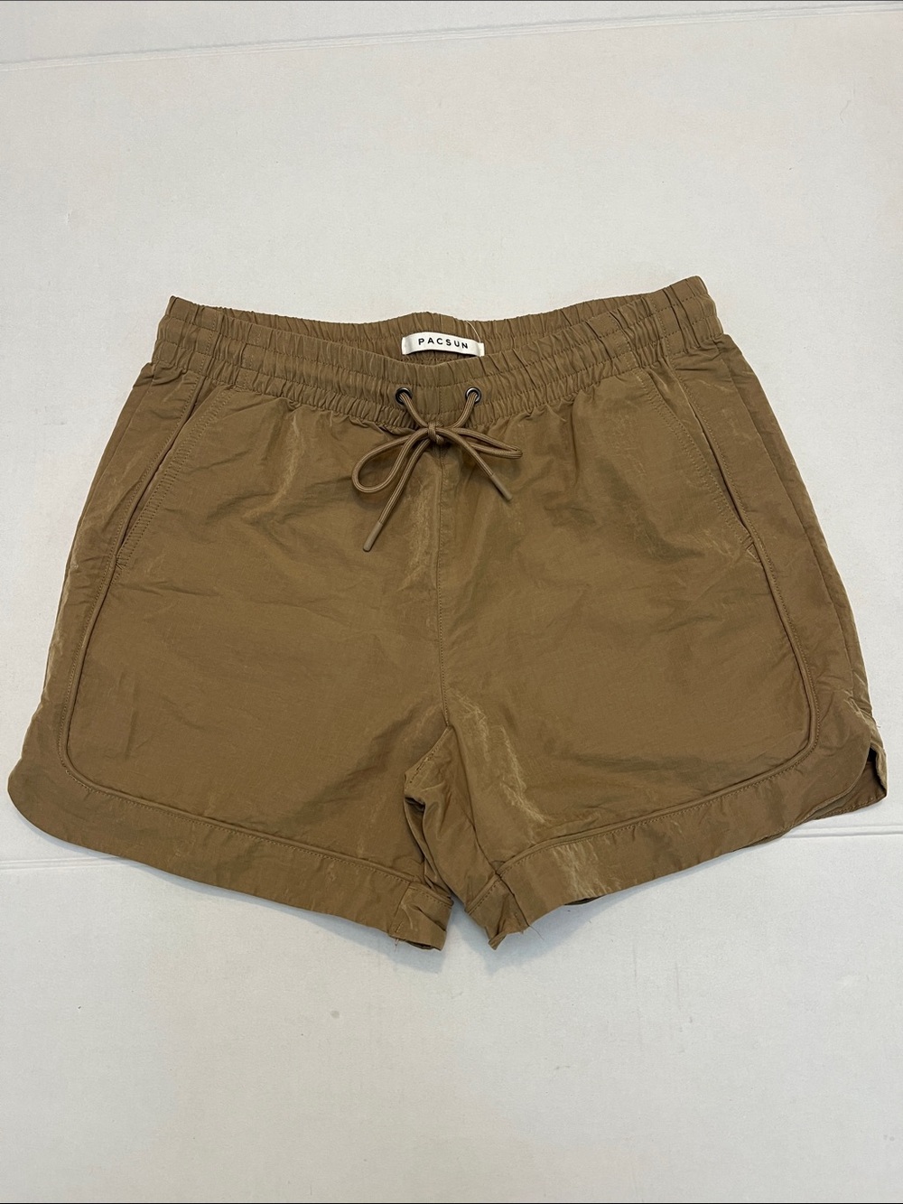 PACSUN MEN’S VOLLEY ACTIVEWEAR LOUNGE SHORTS IN TAN  SIZE MEDIUM